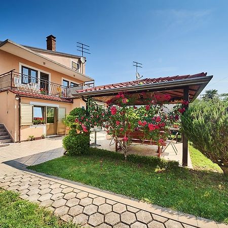 Apartment Erika Umag Luaran gambar