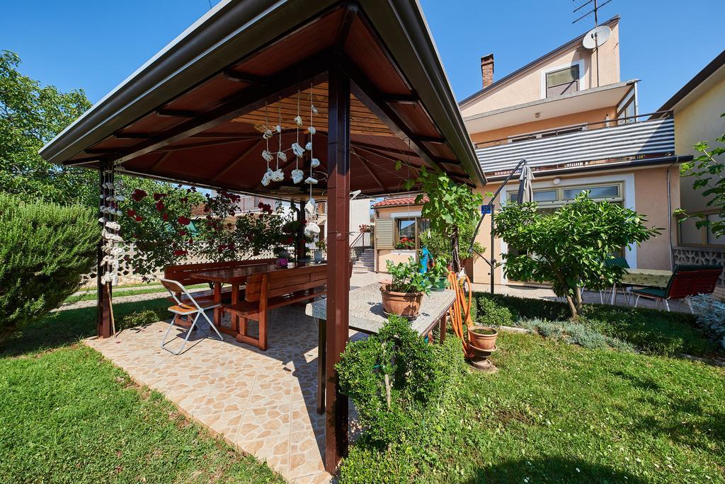 Apartment Erika Umag Luaran gambar